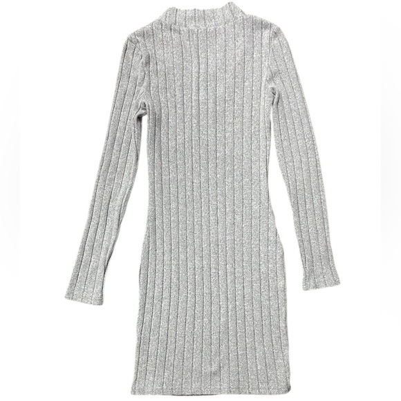Elegant Gray Ribbed Dress - Picture 2 of 4